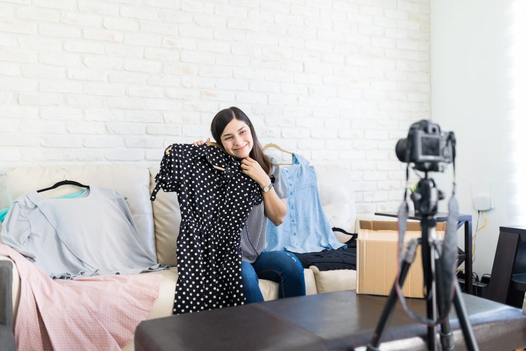 Ketika Semua Influencer Berlomba-lomba Live Shopping: Keran Cuan Terbuka Lebar!