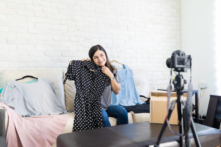 Ketika Semua Influencer Berlomba-lomba Live Shopping: Keran Cuan Terbuka Lebar!