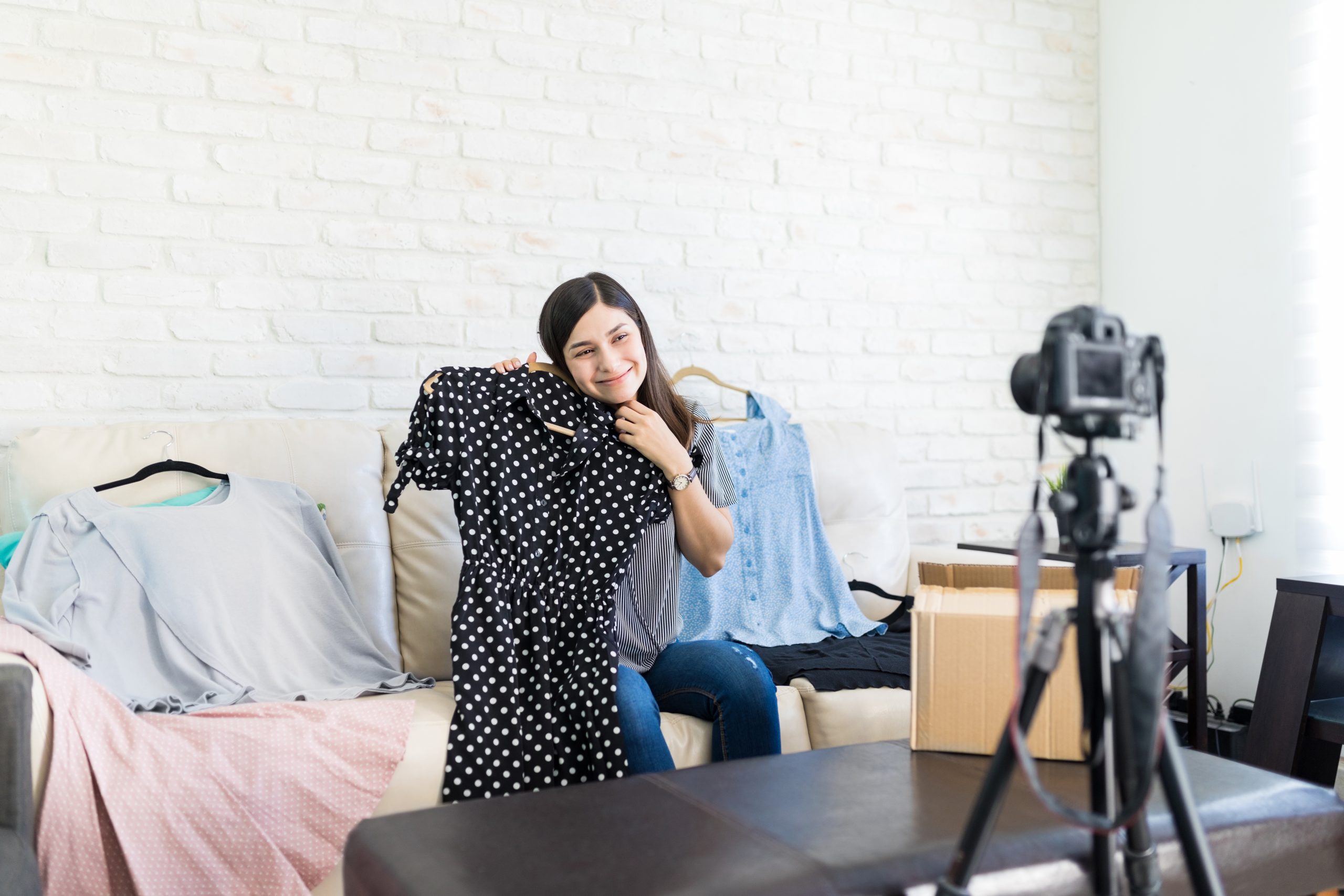 Ketika Semua Influencer Berlomba-lomba Live Shopping: Keran Cuan Terbuka Lebar!